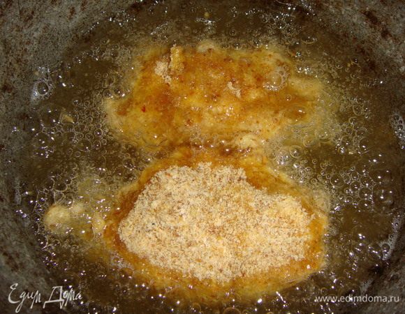 В казанке или в маленькой кастрюле разогреть подсолнечное масло. Жарить котлеты с двух сторон до золотистого цвета. Выкладывать котлеты на бумажные полотенца, чтобы убрать лишнее масло.