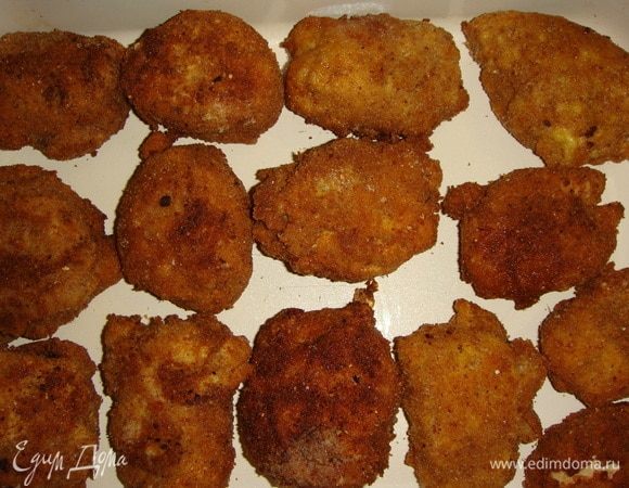Форму для запекания смазать маслом, выложить котлеты и запекать в разогретой до 180°С духовке 10 минут.