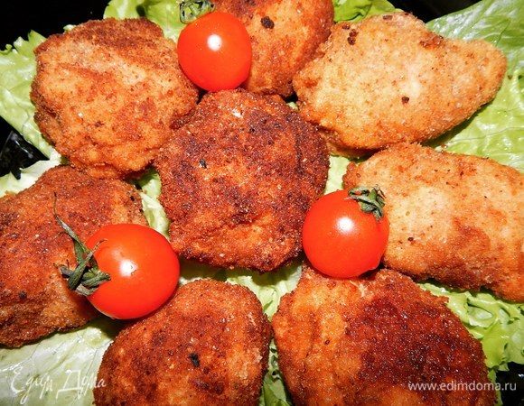 Подавать котлеты по-киевски обязательно горячими. К сожалению, фото в разрезе не успела сделать. Приятного аппетита!
