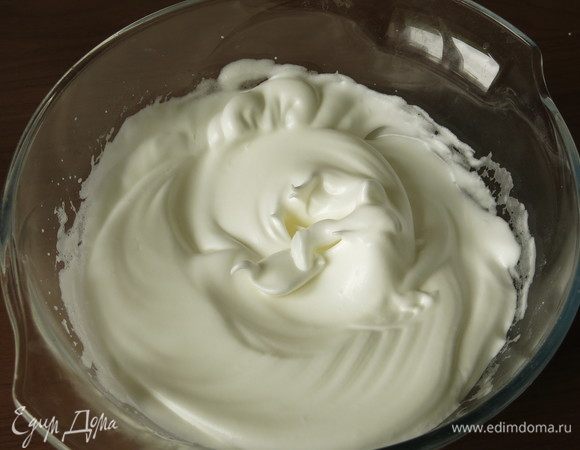 Взбиваем до мягких пиков, пики образуются, но сгибаются под собственным весом.