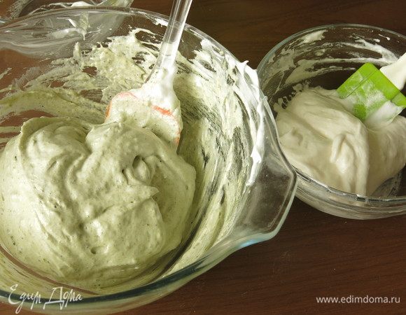 Соединяем белки и муку, отдельно для каждого цвета.