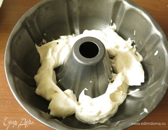 Форму чуть смачиваем водой. На низ формы выкладываем белое тесто.