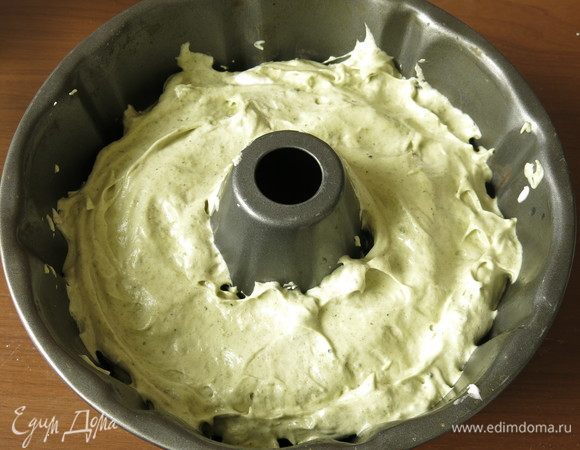 На белое — зеленое. Чуть стучим формой по столу, чтобы не было пустот и выпекаем 30–40 минут при 180°С.