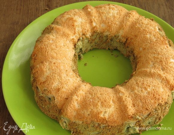 Кекс, не вынимая, кладем в перевернутой форме на стаканы, даем остыть и только потом вынимаем, чуть отодвинув тесто от формы с помощью ножа.