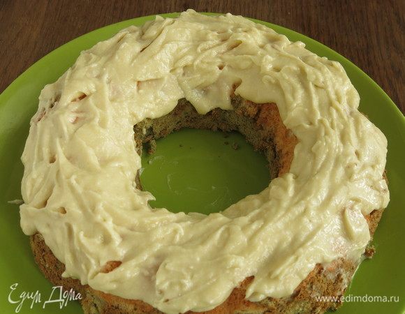 Покрываем кекс кремом. Даем крему схватиться, чуть охлаждаем кекс. На разрезе видно контраст — белейший верхний слой и бархатный зеленый. Матча добавляет специфический вкус кексы. Приятного!