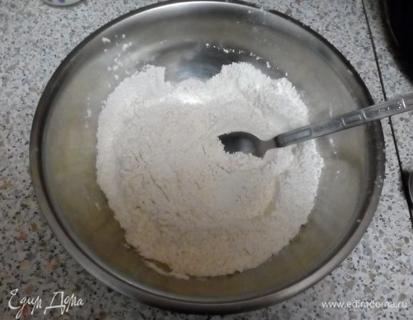 Просеять муку. Добавить соль, сахар, горчичный порошок, дрожжи и перемешать.