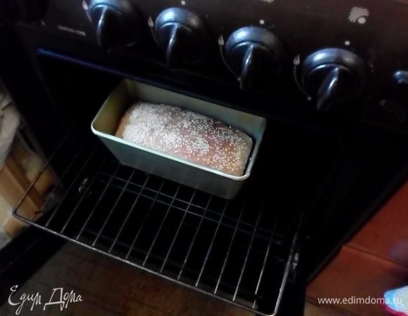 Разогреть духовку до 200–220°С. Выпекать хлеб ~25–30 минут (~10–15 минут при 200–220°С и ~15–20 минут при 180–200°С).