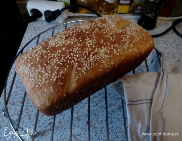 Остудить хлеб в духовке ~15 минут. Выложить на решетку (чтобы хлеб продувался), накрыть полотенцем и дать остыть ~1–2 часа. 