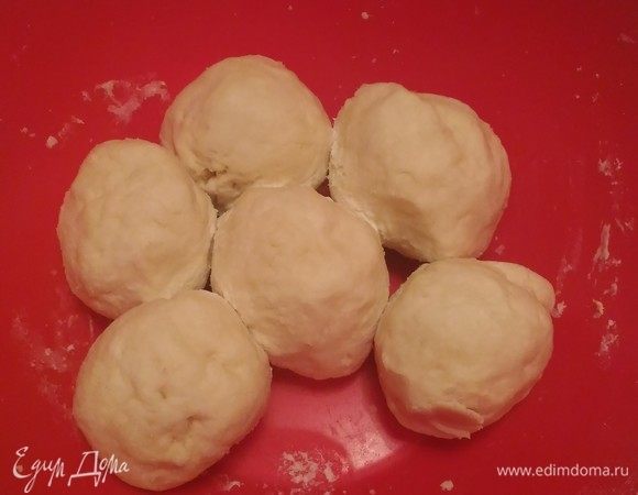 Для приготовления коржей приготовим тесто. Для этого муку надо растереть с маргарином в крошку, добавить сметану и замесить тесто. Разделить его на 14 частей, скатать в шарики, накрыть пленкой и убрать в холодильник не менее, чем на 1 час. Я оставила на ночь. 