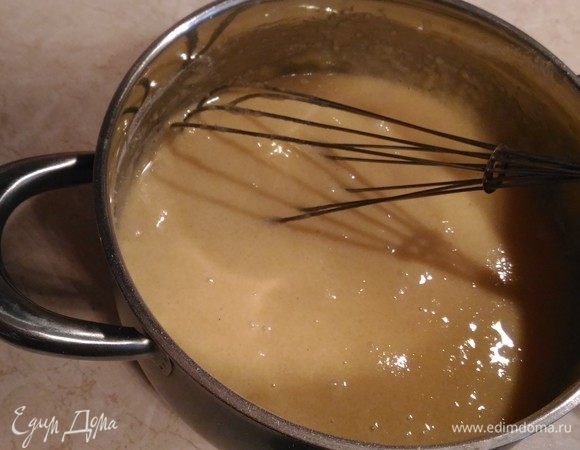 А тем временем приготовим заварной крем. Для этого смешиваем все сухие ингредиенты: 80 граммов муки, 40 граммов картофельного крахмала, 350 граммов сахарного песка и 2 пакетика ванильного сахара. Затем добавляем в сухую смесь 5 яиц и перемешиваем.