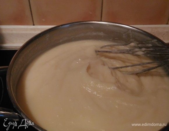 1,5 литра молока подогреть почти до кипения, но не кипятить. И затем тонкой струйкой  влить его постепенно в смесь с яйцами, постоянно помешивая, чтобы яйца не свернулись. После того как влили все молоко и размешали, ставим эту смесь на огонь. Подогреваем, постоянно помешивая, пока крем не загустеет. Следите за тем, чтобы он не подгорел! Как только крем загустел, убрать кастрюлю с плиты и охладить. Позже мы будем взбивать его со сливочным маслом.