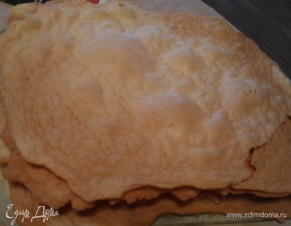 За час с небольшим все коржи готовы — 13 пойдут в изделие, а один измельчить в крупную крошку для того чтобы обсыпать торт. Форму торта подкорректировать, осторожно отламывая коржи, нож для этой цели не годится, так как коржи очень хрупкие.