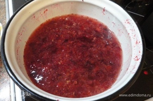 Растаявшие ягоды размять, выжать сок. Выжимки залить кипятком, довести до кипения и варить 5 минут.