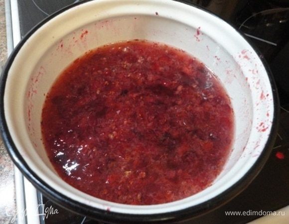 Растаявшие ягоды размять, выжать сок. Выжимки залить кипятком, довести до кипения и варить 5 минут.