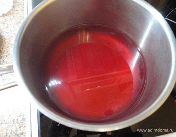 Полученный отвар процедить, перелить в кастрюлю, всыпать сахар и поставить на слабый огонь.