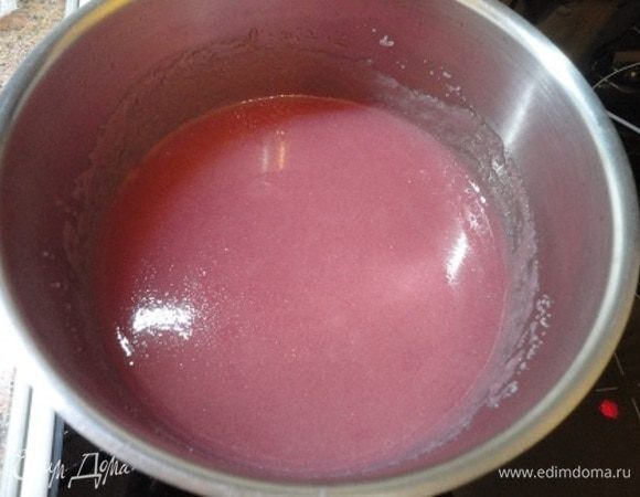 Когда сироп закипит, всыпать манную крупу ТМ «Националь» и варить 10–15 минут, помешивая.