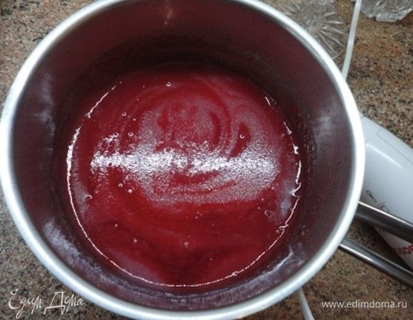 Снять с огня, остудить и влить ягодный сок. Перемешать и взбить миксером.