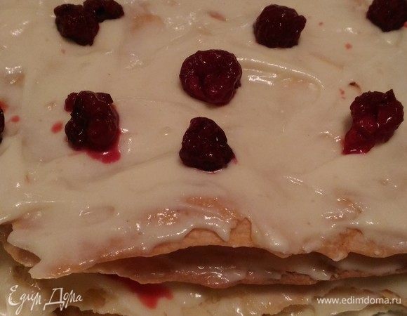 И вот мы подошли к завершающему этапу. К формированию торта.
Берем корж и смазываем его кремом. Кладем сверху следующий корж, смазываем кремом и раскладываем ягоды (малину, вишню без косточек, ежевику, голубику и т. д.). Я вообще использовала размороженные, вкус от этого не меняется. Третий корж просто с кремом, четвертый крем + ягоды, и так все остальные. Последний корж, перед тем как мазать, придавить руками, уплотнить торт. Один корж для посыпки.