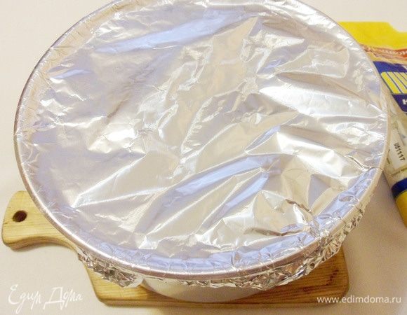 Для того, чтобы рис «дошел» и остался липки, накрыть сотейник фольгой.