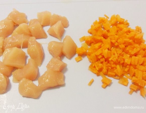 Морковь почистить, помыть и мелко нарезать. Куриное филе нарезать мелкими кубиками.
