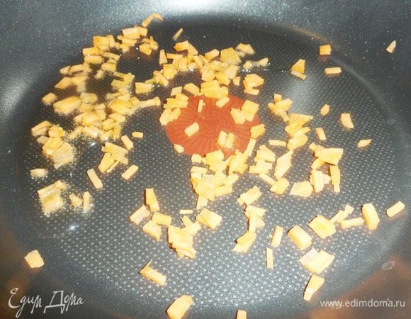 Разогреть сковороду с добавлением растительного масла, помешивая, обжарить морковь.