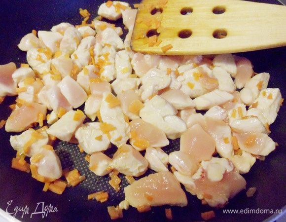 Затем добавить куриное филе. Перемешать.