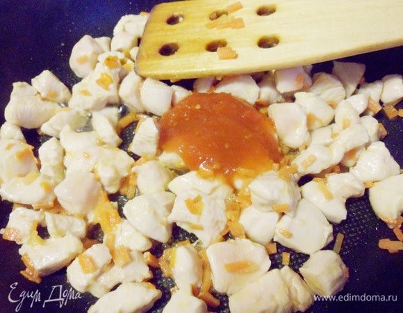 Добавить томатную пасту (у меня протертые томаты). Перемешать.