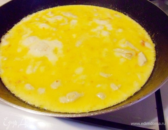 Уменьшить огонь, через 8–10 минут уже можно снять сковороду с плиты.