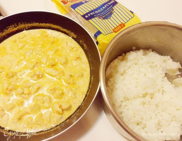 Фрикасе из курицы и отварной рис готовы.