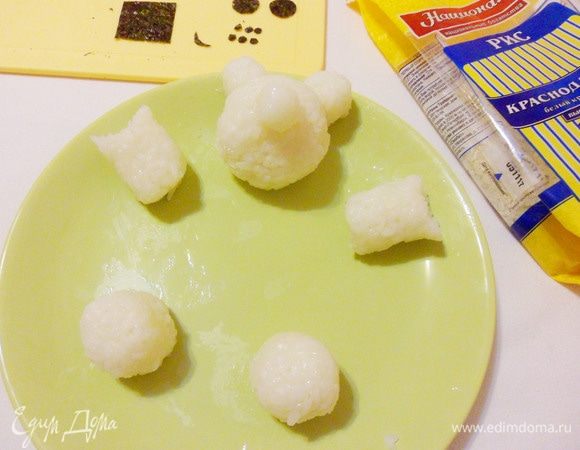 Теперь надеваем перчатки и лепим из риса голову, ручки и ножки, ушки и носик медвежонка.