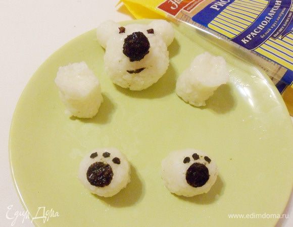 Смачиваем детали из нори водой и прилепляем к рису. Носик заворачиваем в нори. Вставляем глазки-гвоздики.