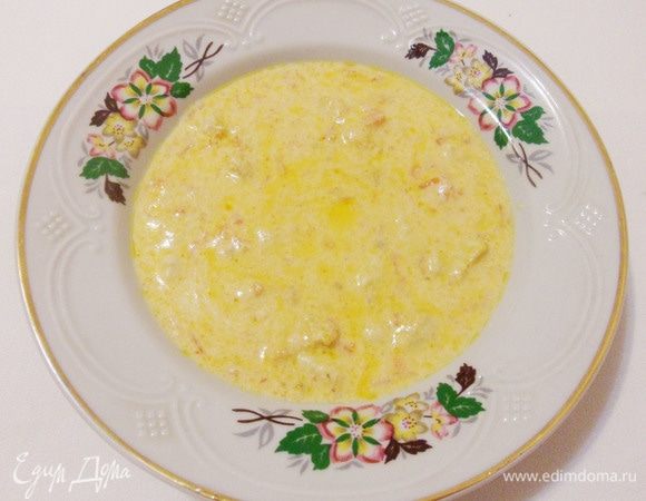 Выкладываем фрикасе из курицы на тарелку.