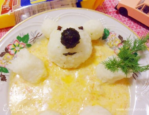 В оригинальном рецепте в лапке медвежонка зонтик для коктейлей, но вот незадача, зонтика-то в доме не оказалось! И мой медвежонок держит в лапке букетик из укропа.