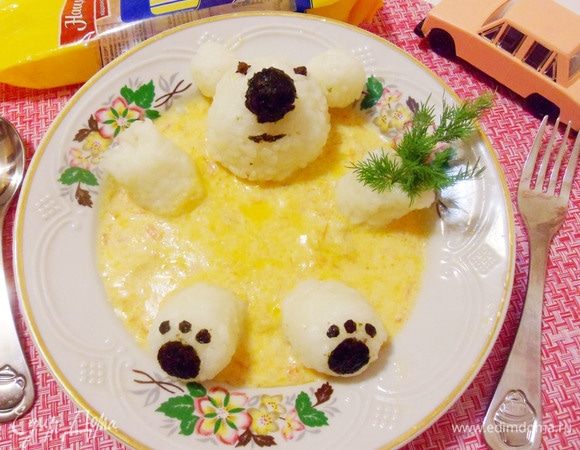 Фрикасе из курицы с рисовым медвежонком готово. Дети, за стол! Приятного аппетита!