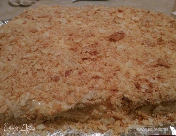 И вот наш торт готов. На выходе получается большой, размером почти с противень, где-то 35*25 см, торт (размер ковриков для выпечки 30*40 см). Жаль, не взвесила, но около 3 кг. Готовый торт выдержать в холодильнике сутки, чтобы хорошо пропитался. На третий день еще вкуснее, если останется, конечно. Если правильно скоординировать свои действия, готовится очень быстро и просто даже начинающими хозяйками. Обязательно попробуйте, вы останетесь под впечатлением.
Кстати, себестоимость торта всего около 600 рублей.
Из половины ингредиентов получается тоже приличный по объему торт. 