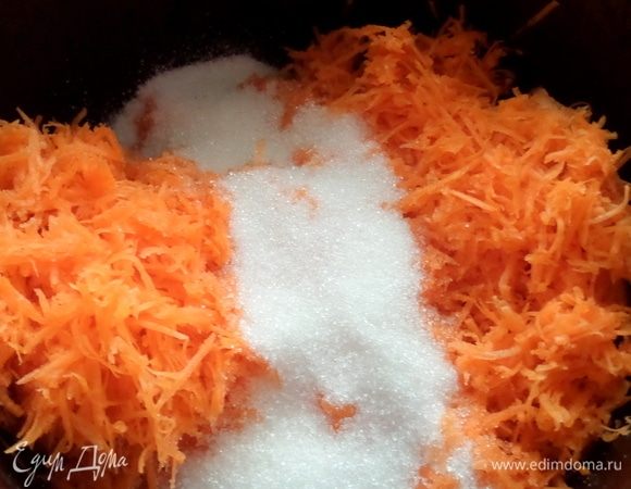 Поместить в кастрюлю с толстым дном с сахаром.