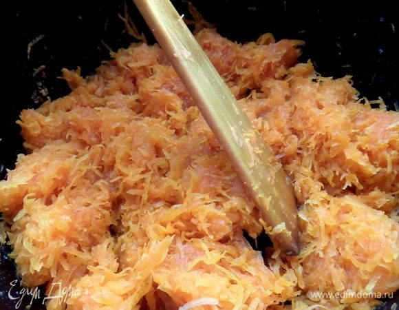 Важно постоянно помешивать, чтобы не пригорело.