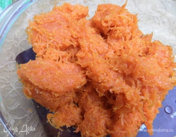 Когда влага испарится, и морковь начнет собираться в ком, выключить, остудить.