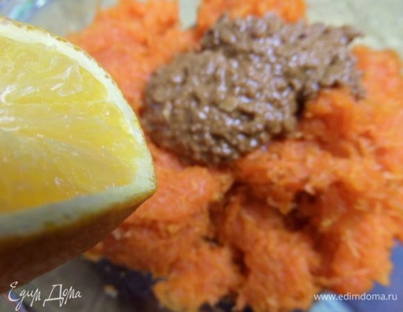 Выжать лимонный или апельсиновый сок.