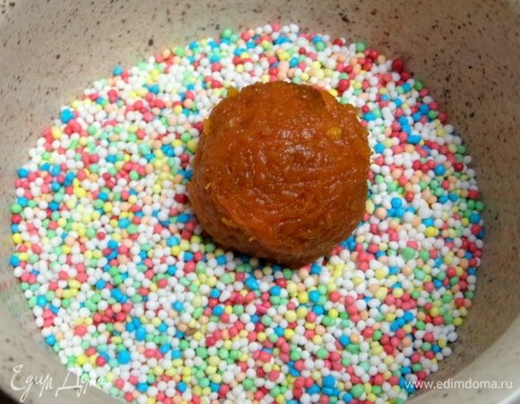 Формируем шарики в цветной крошке.