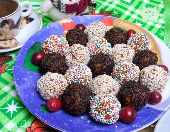 Чередуем на тарелки разные виды. Ставим в холодильник.