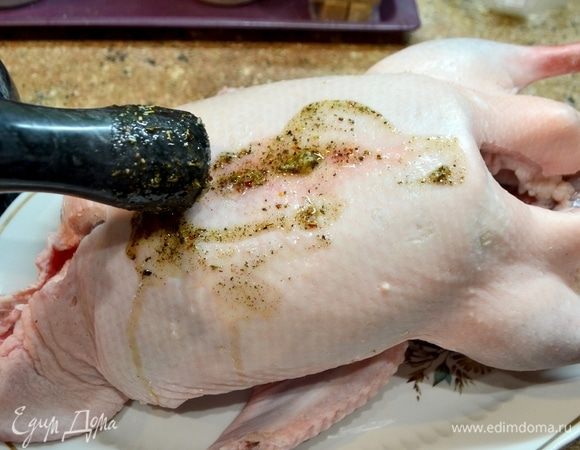 Ваши любимые специи — соль, чеснок, черный перец, красный перетереть в ступке, добавить пару ложек подсолнечного масла и этой смесью натереть утку снаружи и внутри.
Оставить на час мариноваться, если есть время.