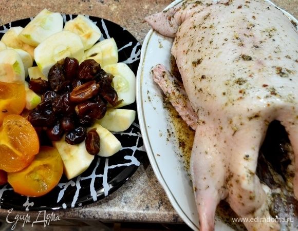 Подготовить яблоки (очистить от шкурки и сердцевины), хурму, финики.