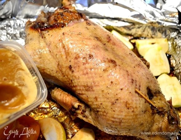 Через 2 часа утку смазать медом и больше не накрывать фольгой, дать подрумяниться 30 мин., периодически поливая соусом от утки.