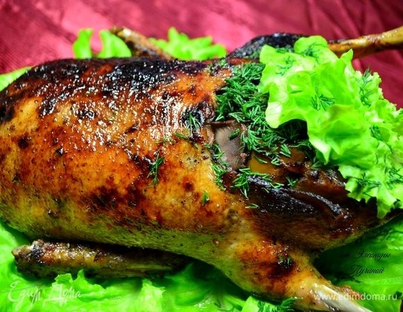 Утка просто шикарная! Поливайте соусом после тушения.