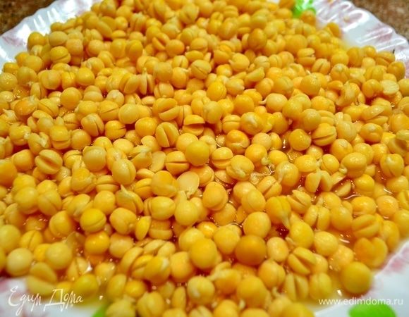 Первым делом я решила купить горох ТМ «Националь» и проверить его качество на всхожесть.
Вечером залила горох водой, утром увидела, что он весь проклюнулся. И всхожесть такая ровненькая, добавила еще воды и на вечер решила приготовить теплый салат!
