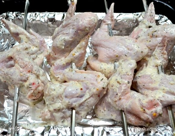 Маринуем крылышки в майонезе и любимых специях.
