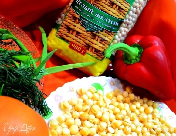 Пока крылышки маринуются и запекаются на гриле, нарезаем наши овощи кубиком.