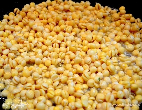 Пока крылышки набирают румянец. Я тот соус, который остался после маринада, вливаю на сковородку, немного совсем воды и наш горох ТМ «Националь». Пропариваем минут пять. Какой же аромат! Ммм...