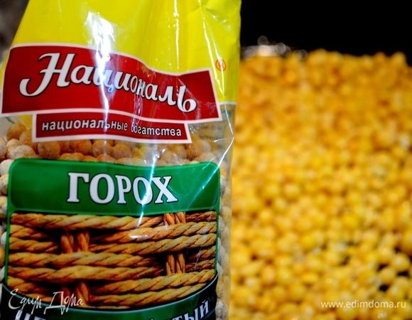 Пророщенные ростки лучше всего употреблять на завтрак. Можно есть и в сыром виде, тщательно пережевывая, и в составе полезных и вкусных блюд. 
Немаловажный момент: некоторые проростки бобовых содержат вредные для здоровья вещества, которые при кипячении полностью разрушаются. Поэтому проростки соевых бобов и гороха надо подвергнуть обработке паром или отварить в кипящей воде в течение 3–5 минут. Проростки фасоли золотистой, чечевицы и люцерны можно спокойно есть в сыром виде.